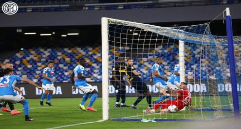 نابولي يتجاوز الإنتر ويضرب موعدًا مع يوفنتوس في نهائي كأس إيطاليا